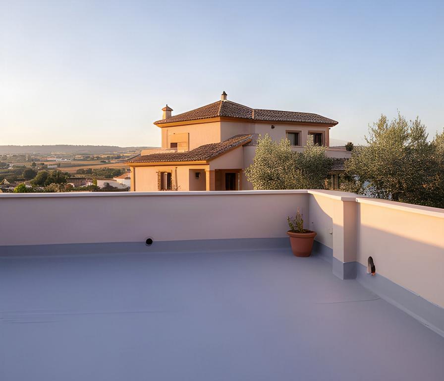 Detalle de una terraza impermeabilizada junto a una vivienda en Guillena