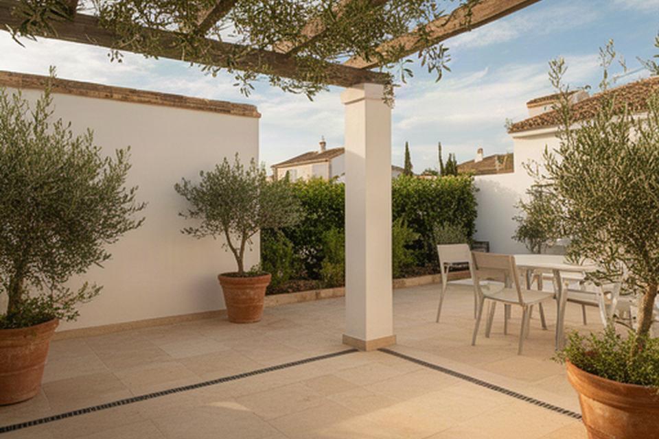 Patio con terraza terminada en los alrededores de Sevilla, con sombra parcial y pavimento antideslizante