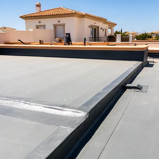 Detalle de una cubierta impermeabilizada junto a una terraza soleada
