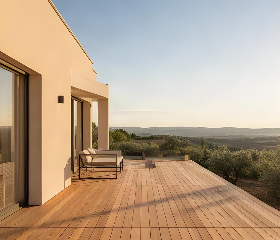 Terraza nueva de madera junto a una vivienda en Guillena, con acabado cuidado y vistas abiertas